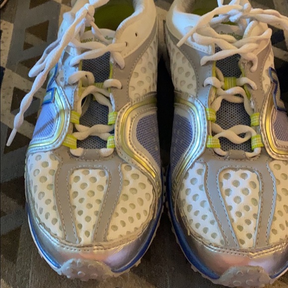 Shoes 1 Nike and 1 new balance - Picture 1 of 2